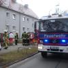 Mit Verdacht auf eine Rauchgasvergiftung hat der Rettungsdienst eine Augsburgerin ins Krankenhaus gebracht. Ihr Küche brannte.