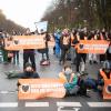 Aktivisten der Klimaschutzgruppe "Letzte Generation" und anderer Gruppierungen blockieren die Straße des 17. Juni in Berlin.