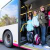 Eigentlich müsste für jeden Schüler ein Sitzplatz in einem Bus vorhanden sein, doch die Realität sieht anders an. Dicht an dicht stehen die Kinder und Jugendlichen in den Gängen. 	