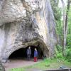 Der Archäologe Johannes Wiedmann vom Urgeschichtlichen Museum in Blaubeuren (Urmu) erläutert einer Besucherin am Sirgenstein die Besonderheiten dieser Bilderbuchhöhle.  	