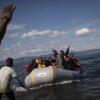 Diese Flüchtlinge erreichen Lesbos. Mehr als 30 Flüchtlinge sind jedoch offenbar auf dem Weg zu der griechischen Insel  vor der türkischen Küste ertrunken.