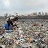 Ein Mann sammelt Plastik und andere wiederverwertbare Materialen an der von Plastiktüten und sonstigen Müll übersäten Küste vor Mumbai. Entwicklungsminister Müller will Plastiktüten verbieten.