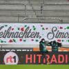 Mit einem großen Banner wünschten die Ultras des FC Augsburg Simon Schönle frohe Weihnachten. Beim Heimspiel gegen Eintracht Frankfurt hatten sie es unten am M-Block der WWK-Arena aufgehängt.  	
