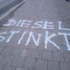 "Diesel stinkt": Diese Botschaft, die als Gegenstimme zum Bauernprotest zu verstehen ist, sieht man an mehreren Stellen in Neuburg, hier an der Elisenbrücke.