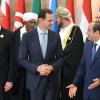 Kais Saied, Präsident von Tunesien (von links nach rechts), Baschar al-Assad, Präsident von Syrien, und Abdel Fatah El-Sisi, Präsident von Ägypten, bei einem Gruppenfoto während des arabischen Gipfels.