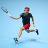 Der deutsche Tennisprofi Alexander Zverev hat sein erstes Spiel bei den ATP World Tour Finals in London gewonnen. Der 21-Jährige schlug den Kroaten Marin Cilic mit 7:6, 7:6.