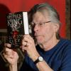 Der US-Autor Stephen King hält am 19.11.2013 in München (Bayern) sein neues Buch in den Händen. Bei seinem ersten Deutschlandaufenthalt stellte King sein neues Buch "Doctor Sleep" vor.