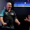 Rob Cross (l) besiegte im WM-Halbfinale Titelverteidiger Michael van Gerwen.