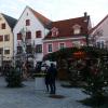 Hüttenzauber in der Weilheimer Innenstadt: Der traditionelle Weihnachtsmarkt findet in Weilheim coronabedingt nicht statt. Gastronomen dürfen aber im Außenbereich bewirten. Der „Hüttenzauber“ wurde am Samstag eröffnet.  	