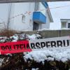 Ein Absperrband der Polizei vor dem Einfamilienhaus in Mistelbach. Dort war vor knapp zwei Wochen ein Ärztepaar getötet worden.