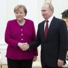 Russlands Präsident Putin empfängt Kanzlerin Merkel im Kreml in Moskau.