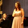 Mezzosopranistin Charlotte Schmidt und Pianist Tobias Jackl erfüllten in Mertingen buchstäblich die „Erwartungen“ des Publikums. 	 	