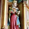 Die heilige Elisabeth mit Rosen im Brotkorb am linken Seitenaltar in der Pfarrkirche Ehekirchen.  	