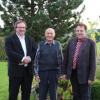 Leonhard Lohner (Mitte) feierte seinen 80. Geburtstag. Dazu gratulierten ihm auch Dekan Stefan Gast (links) und Inchenhofens Bürgermeister Karl Metzger.  
