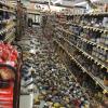 Das schwerste Erdbeben seit 20 Jahren hat Kalifornien erschüttert: Neben Rissen in der Straße ließ es auch teils verwüstete Supermärkte zurück. 	