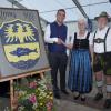 Unser Bild zeigt Bürgermeister Florian Hoffmann, Herta Bayer und Hans Reinhart mit einem Mosaik des verstorbenen Alban Bayer.