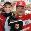 Die beiden haben sich bereits entschieden: Der 13-jährige Justin Viola drückt am Sonntag dem FC Augsburg die Daumen, sein Onkel Josef Pongratz dem FC Bayern. 
