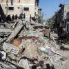Palästinenser suchen nach einem israelischen Luftangriff in den Trümmern nach Überlebenden.