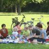 Picknick? Für Heidi Lechner (links) und ihre Freunde ist das jedes Mal ein großes Vergnügen. Sie treffen sich regelmäßig im Wittelsbacher Park in Augsburg.