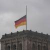 Die Deutschland-Fahnen auf dem Dach des Reichstagsgebäudes wehen auf Halbmast.