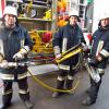 Das Bild zeigt drei Rehlinger Wehrmänner mit den noch „alten“ Rettungsgeräten (v.l.) Andreas Kober mit der Rettungsschere, Fabian Hörmann mit einem Spreizzylinder und Stefan Limmer mit dem Spreizer. 