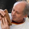 Manfred Stiefel vom Deutschen Brotinstitut prüft Backwaren Augsburger Innungs-Bäcker. Hier testet er das Aroma eines Brotes.