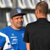 Wenn es sein muss, diskutiert Steinheims Trainer Patrick Aust mit dem Schiedsrichter. So wie hier zum Saisonauftakt gegen den TSV Wertingen II mit Philipp Ettenreich.