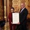 Aus der Hand von Staatsministerin Michelle Müntefering hat Oberbürgermeister Kurt Gribl die UNESCO-Welterbe-Urkunde erhalten.