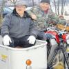 Viel interessante Motorräder und Gespanne waren beim Silvestertreffen in Ettenbeuren zu sehen, darunter eine MZ TS 250, Baujahr 1972, 18 PS, mit Lastenseitenwagen. Das gute Stück gehört Helmut Guggenmos aus Egenhofen. Willy Hauf setzte sich kurz entschlossen in den Seitenwagen, daneben der stolze Besitzer. 