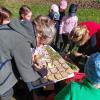 Merching hat jetzt eine Umweltschule - und das betrifft auch das Pausenbrot: Essbare Kräuter werden gehackt und von Karin Paulus und Eva Wülbern auf die Brote gestreut.