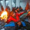 Am 20. Februar 2014 wird auf dem Maidan in Kiew gewaltsam demonstriert. Junge Leute werfen Molotowcocktails. Aber es wird auch scharf geschossen. Mindestens 50 Demonstranten und mehrere Sicherheitskräfte sterben. Bis heute ist nicht geklärt, wer die Gewaltexplosion zu verantworten hat.   

