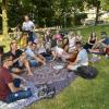 Beim Picknick am Lech waren Flüchtlinge dabei und vor allem Mitarbeiterinnen des Landratsamtes. 	