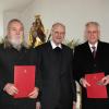 Pfarrer Manfred Lochbrunner dankte den beiden Mitgliedern der Bonstetter Kirchenverwaltung Johann Giebisch (links) und Lothar Branse (rechts) für ihr jahrzehntelanges, ehrenamtliches Engagement. 	