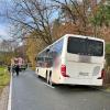 Ein verunglückter Schulbus steht auf einer Straße im Landkreis Fürth. Bei dem Unfall wurden nach Polizeiangaben mehrere Schülerinnen und Schüler leicht verletzt.