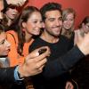 Schauspieler Elyas M'Barek erfüllt Selfie-Wünsche der Fans.