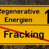 Ein Plakat gegen Fracking ist in der Nähe von Schafstedt (Schleswig-Holstein) an einem Zaun angebracht.