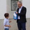 Louis Schewalje (links) ist extra ins Gersthofer Rathaus gekommen, um bei Bürgermeister Michael Wörle seinen Preis abzuholen, den er beim Nachhaltigkeits-Festival 2022 gewonnen hat.