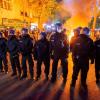 Stein- und Flaschenwürfe und brennende Barrikaden: Am Rande friedlicher Proteste zum 1. Mai in Berlin kam es zu Zusammenstößen zwischen gewaltbereiten Demonstranten und der Polizei.