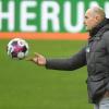 Augsburgs Trainer Heiko Herrlich will bei Borussia Dortmund für eine Überraschung sorgen. 