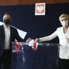 Polens Präsident Andrzej Duda und seine Frau Agata Kornhauser-Duda geben bei der Präsidentschaftswahl in einem Wahllokal in Krakau ihre Stimme ab.