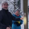 Manfred Schott und Maria Badtke bringen die blinkenden Wegweiser für den Sternenweg an.