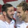 Sascha Mölders und Daniel Brinkmann freuen sich über den ersten Heimsieg des FC Augsburg in der Bundesliga.