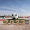 Eine Verkehrsinsel vor dem Al Shamal-Stadion ist mit Flaggen der teilnehmenden Nationen der FIFA WM 2022 dekoriert. Die Länder blicken unterschiedlich auf das Turnier in Katar.