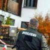 Ein Polizist vor einem Haus, in dem ein Angehöriger der Reichsbürger-Bewegung im Nobvember 2016 bei einer Razzia vier Polizisten durch Schüsse zum Teil schwer verletzt hatte.
