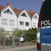 Ein Polizeifahrzeug steht in Babenhausen vor dem Einfamilienhaus mit heruntergelassenen Rolläden, in dem die Leichen eines älteren Ehepaares gefunden worden waren, die Tochter hatte ebenfalls Schussverletzungen und lag vor dem Haus.