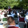 Eine große Kulisse in Sonne und Schatten bildete die „Große Harburger Serenade“ im Märker-Park mit den drei Blaskapellen aus Fünfstetten, Harburg und Deiningen.