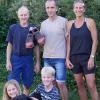 168 Kilometer wanderte Markus Katzmaier (Mitte) in seinen roten Wanderschuhen von Derndorf am Necker zu Familie Sauter nach Bubesheim. Eine tolle Leistung, finden Nina und Carlos Sauter mit Lola und Lex, zwei von ihren vier Kindern, und Hund Milla. 