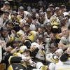 Die Spieler der Pittsburgh Penguins feiern die erfolgreiche Verteidigung des Stanley Cups.