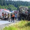 Das Wrack des verunfallten Reisebusses auf der Autobahn 9 bei Münchberg vergangene Woche.