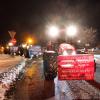 Zu Beginn der Protestwoche startet ein Traktoren -und LKW-Konvoi nach München. Etliche Landwirte und Spediteure blockieren mit ihren Fahrzeugen die beiden Kreisverkehre an der A96.